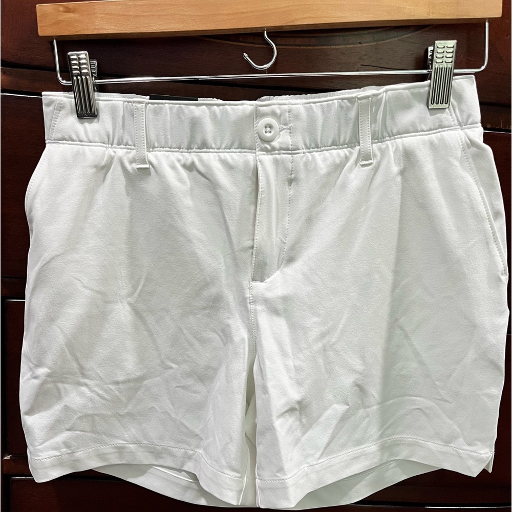 Women’s Under Armour White Golf Short. NWT. 4.5” inseam. Size 2